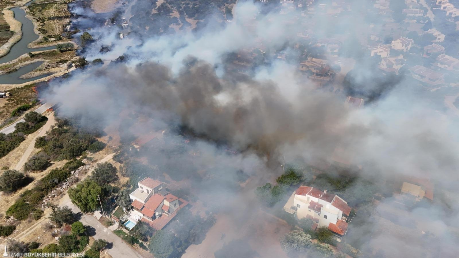 Çeşme'de orman yangını: Üç mahalle tahliye edildi